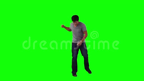 一个男人独自跳舞视频的预览图
