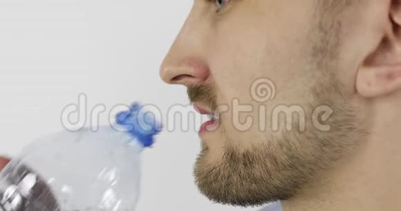 人从塑料瓶里喝水关门视频的预览图