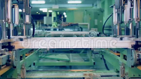 传送带组装塑料细节工厂生产线上的自动化机器视频的预览图