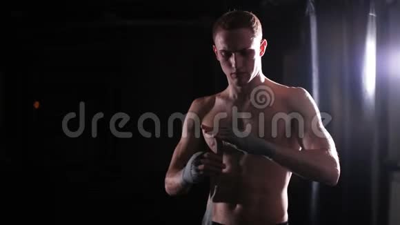 青年男子在拳击体操比赛中的失败视频的预览图