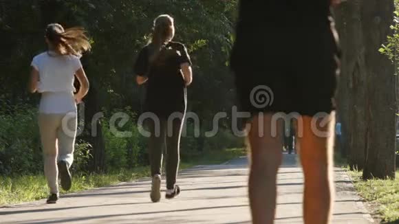 Low两个女孩在公园里跑步视频的预览图