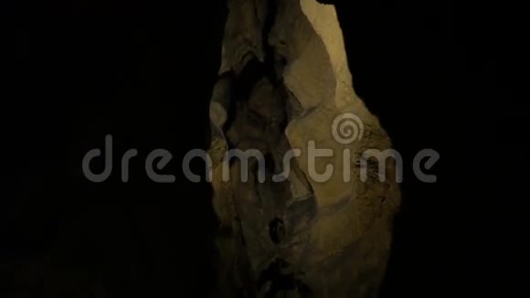 洞穴中的阴暗和狭窄通道视频的预览图