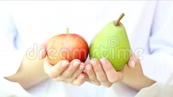 女人手中的水果视频的预览图