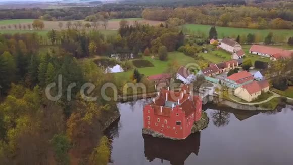 捷克共和国CervenaLhota城堡鸟瞰图视频的预览图