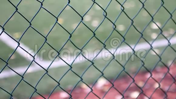 足球场围栏后面视频的预览图