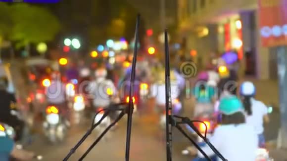 越南路上美丽模糊的小灯晚上越南从越南的公共汽车挡风玻璃上看到的越南视频的预览图