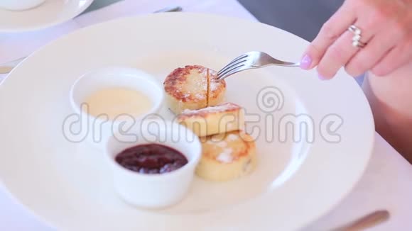 白色餐具上的早餐视频的预览图