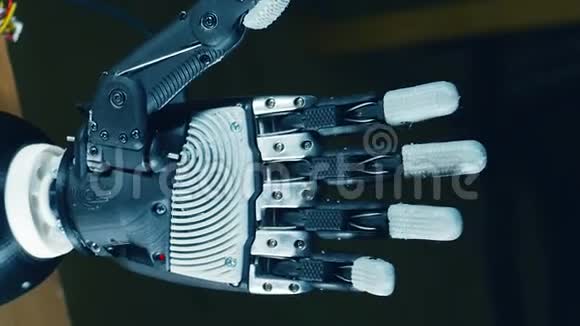机器人手的手指弯曲成拳头视频的预览图