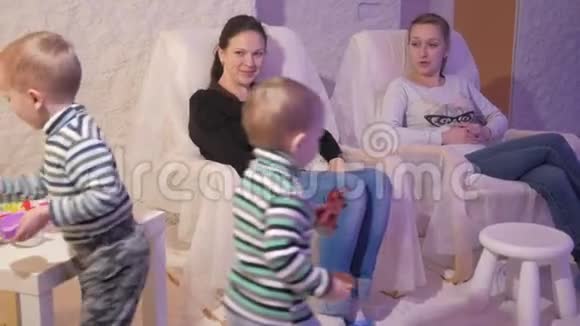 年轻的母亲和年轻的儿子在盐室休息预防呼吸问题视频的预览图