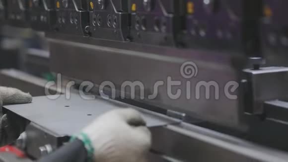 一个人在机器上工作在液压机上工作的亚洲人视频的预览图