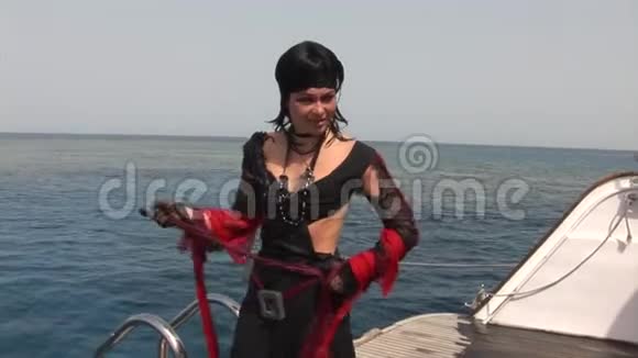 在红海附近水域的船上穿着海盗白色服装的模特视频的预览图
