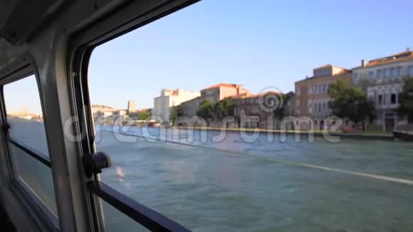 从威尼斯的观光船窗口欣赏运河和美丽的建筑视频的预览图