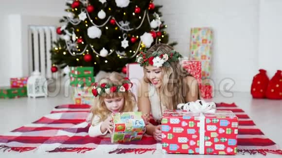 一家人围着圣诞树新年假期视频的预览图