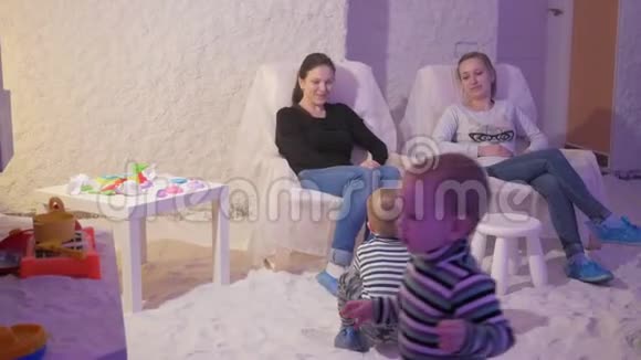 年轻的母亲和年轻的儿子在盐室休息预防呼吸问题视频的预览图