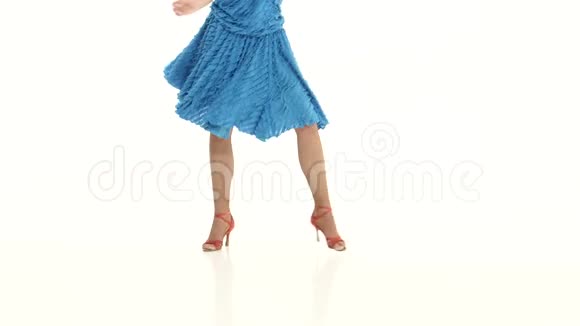 在舞厅跳舞的女人的腿白色背景特写视频的预览图