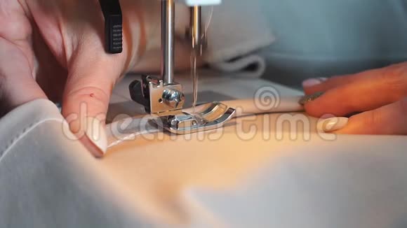 一台专业缝纫机用白色线缝制意大利高级时装面料女裁缝视频的预览图