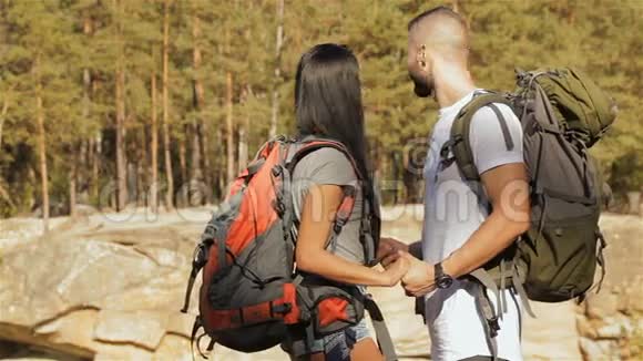 徒步情侣在悬崖附近拥抱视频的预览图