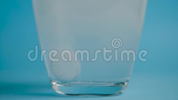 透明杯滴水安乃近片视频的预览图