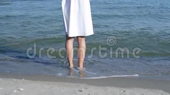 光着脚站在沙滩上的女人女孩站在浅水里享受大自然海滨海洋健康视频的预览图