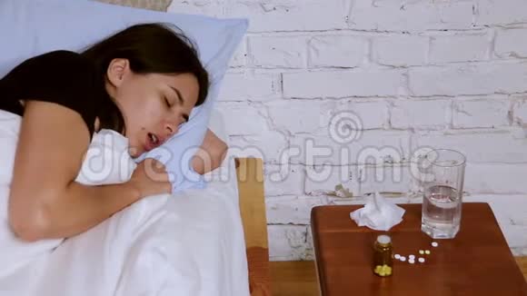 女孩病了躺在床上吃药视频的预览图