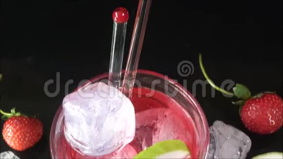 红色森田鸡尾酒与黄色片柠檬白色冰块视频的预览图