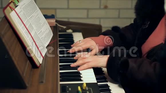成年女子的手演奏一个古老的古董琴视频的预览图
