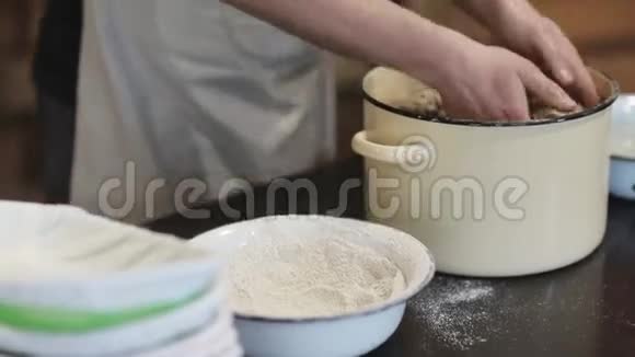 男性手的特写做面包面团视频的预览图
