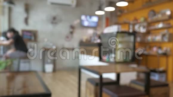 背景模糊咖啡店里的人视频的预览图