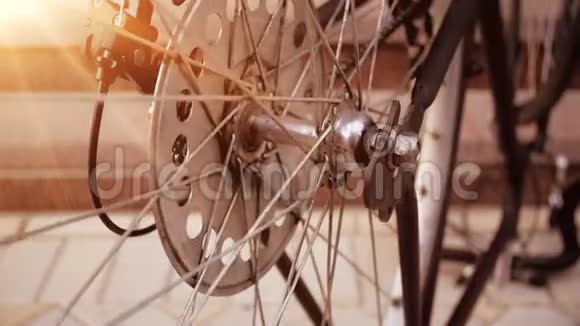 老式自行车轮在日落光线下缓慢旋转的慢动作视频视频的预览图