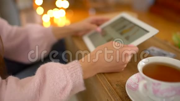 年轻女子在网上购物女孩在室内使用数字平板电脑特写镜头网上服装店视频的预览图