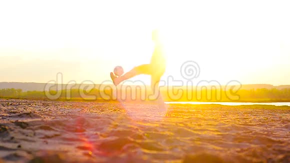 在海滩阳光下踢球的人视频的预览图