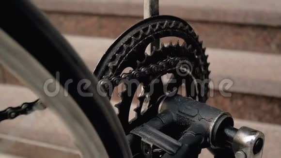老自行车的旋转踏板链条和车轮的慢速镜头特写视频的预览图