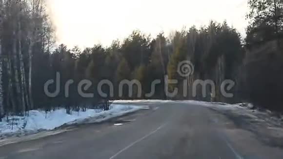 冬季公路旅行视频的预览图