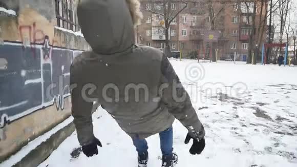 年轻人正坠入雪中做一个天使般的人物视频的预览图
