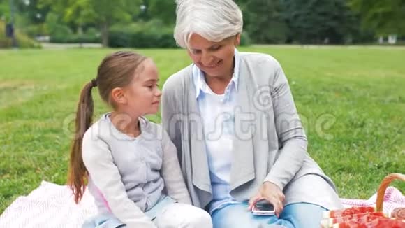 奶奶和孙女在公园自拍视频的预览图
