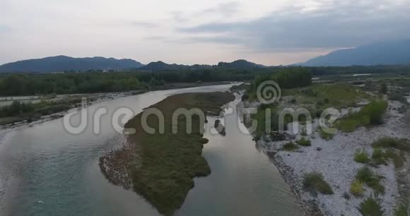 飞越山区河流视频的预览图