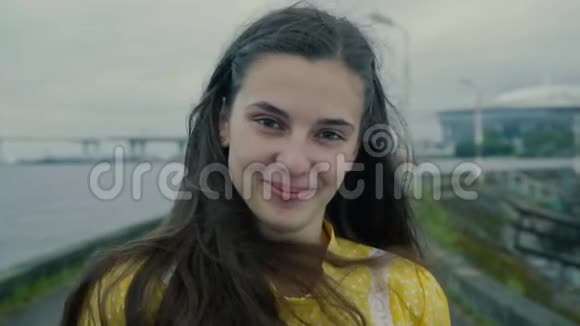 微笑的女孩站在一个码头上背后是一座桥背景是斯洛莫视频的预览图