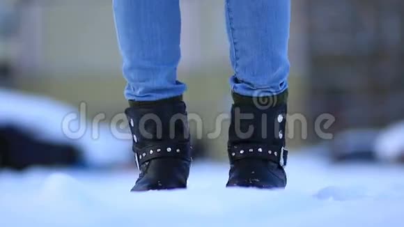 穿黑色皮鞋的女足穿雪冬鞋视频的预览图