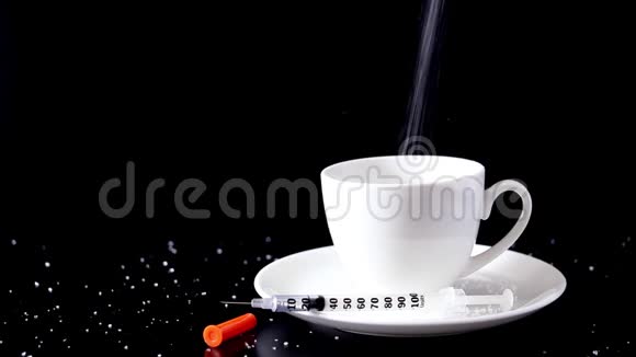 白色粒糖倒入杯咖啡中用注射器在黑色背景下生长视频的预览图
