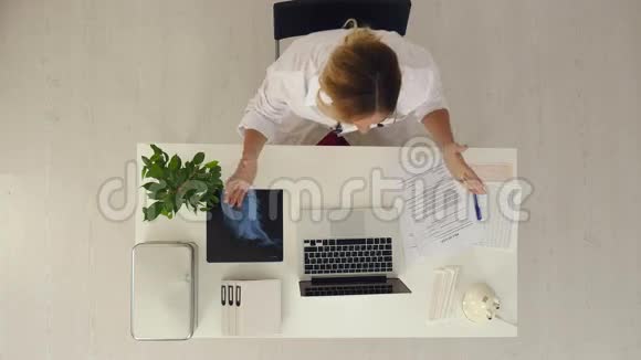 女医生坐着用x光照片做咨询视频的预览图