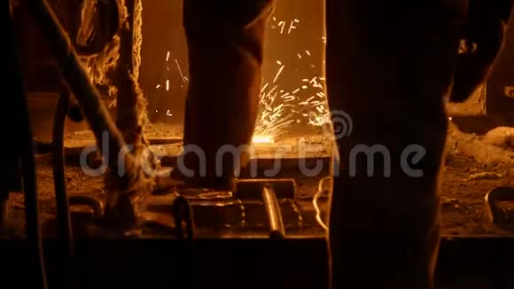 高炉钢铁厂的冶金工人视频的预览图