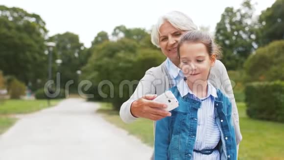 奶奶和孙女在公园自拍视频的预览图