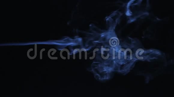 美丽的蓝色烟雾从左到右视频的预览图