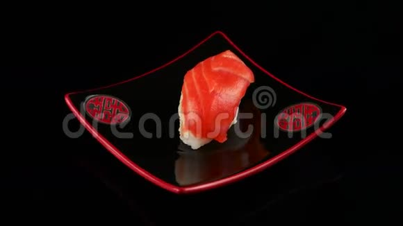 寿司和鲑鱼在黑色盘子里视频的预览图