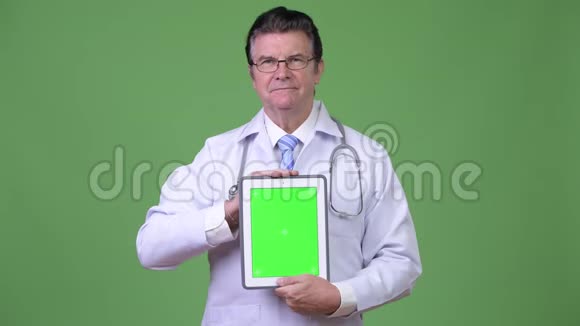 高级帅哥医生提供数码平板电脑视频的预览图