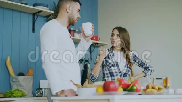 年轻夫妇在家厨房吵架视频的预览图
