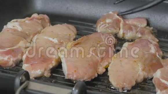 锅中猪排的准备是烤架肉在肋面上炸视频的预览图