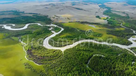 库雷草原楚亚河上空的空中录像视频的预览图