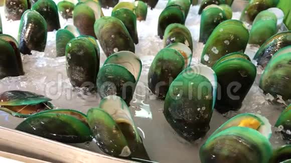 在超市的冰中新鲜的生有机贻贝海洋海鲜亚洲视频的预览图