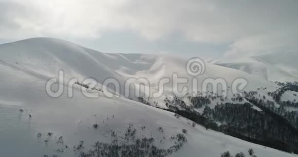 鸟瞰横贯喀尔巴阡山脉冬季滑雪胜地飞行员乌克兰视频的预览图